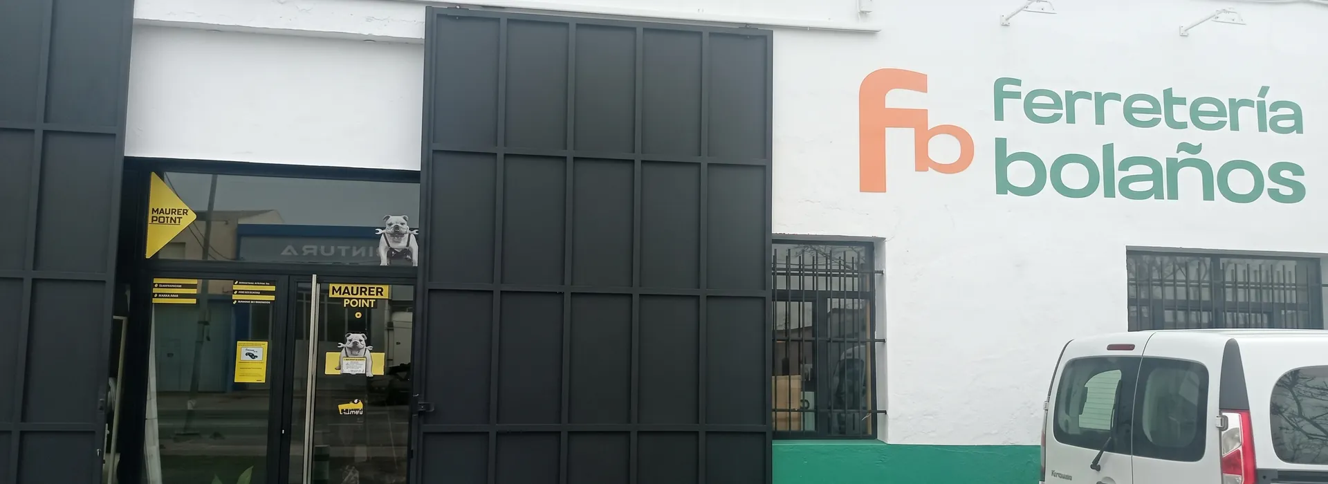 Fachada de Ferretería Bolaños, con el rótulo de la tienda
