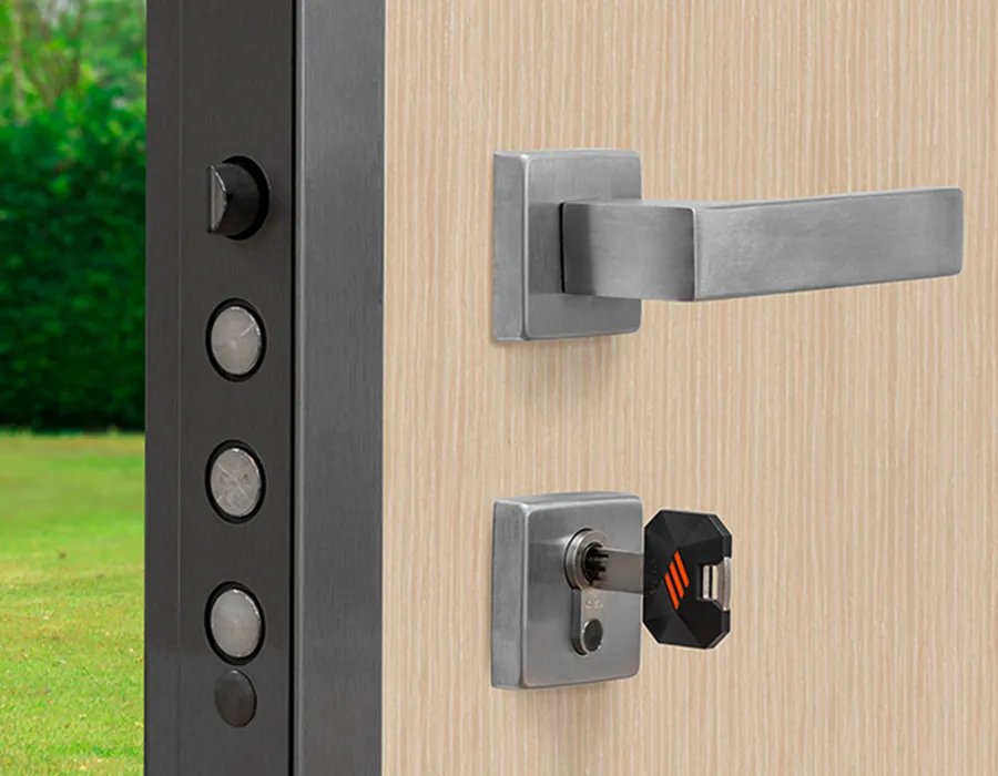 Puerta con manilla y cilindro de seguridad CISA